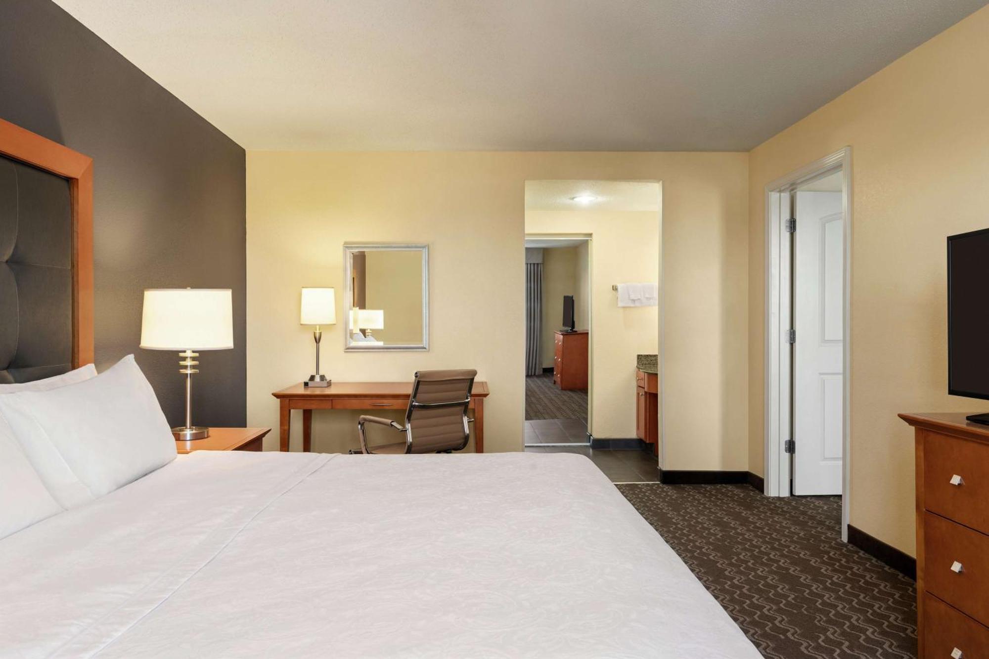 Two Bedroom Suite One King Two Queen Beds Non-Smoking,1552322854:JPEG